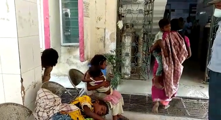 सड़क दुर्घटन में एक ही परिवार के आठ लोग घायल, मेला देख लौट रहा था परिवार