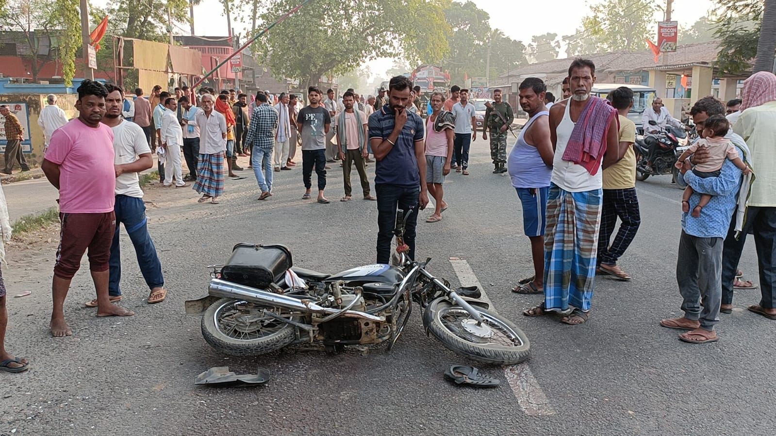 दुर्घटना में बाइक सवार युवक की मौत, आक्रोशित परिजनों ने सड़क किया जाम