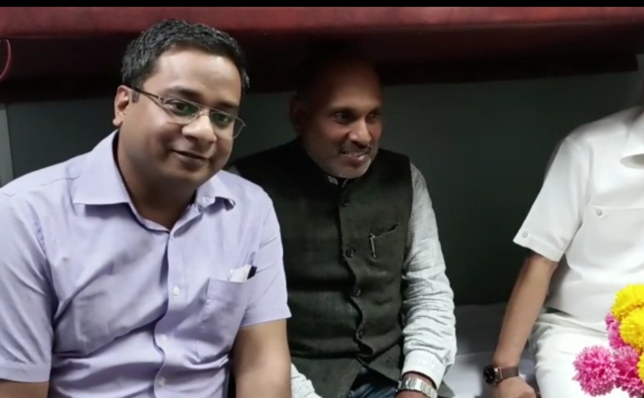 अपडेट : ट्रेन से रायपुर गये राज्यपाल रमेश बैस, रांची स्टेशन पर दिया गया गार्ड ऑफ ऑनर